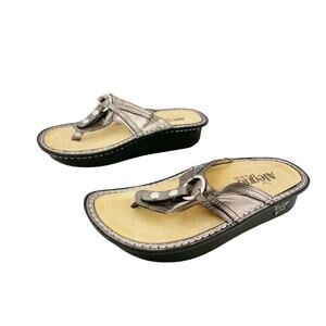 Alegria Silver Metallic Leather Orthopedic Thong Platform Sandal Sz 6-6.5